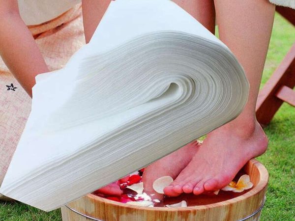 1000 white disposable shop towels made from recycled fiber, ideal for foot massage, bath, and beauty salon use at home