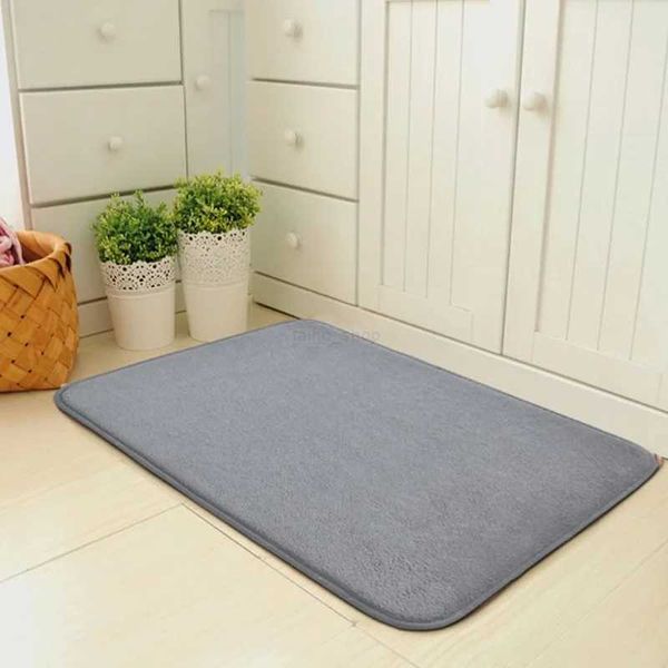 Absorbent non-slip bathroom mat for quick drying, washable as kitchen or living room floor rug