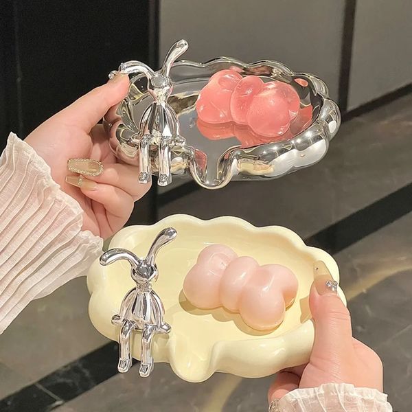 Accessories Storage Box Shell Soap Holder Household Portatile Drain Sponge Case Self Draining Soap Dish Bathroom 241217

Compact household soap storage case with drainage for bathroom accessories