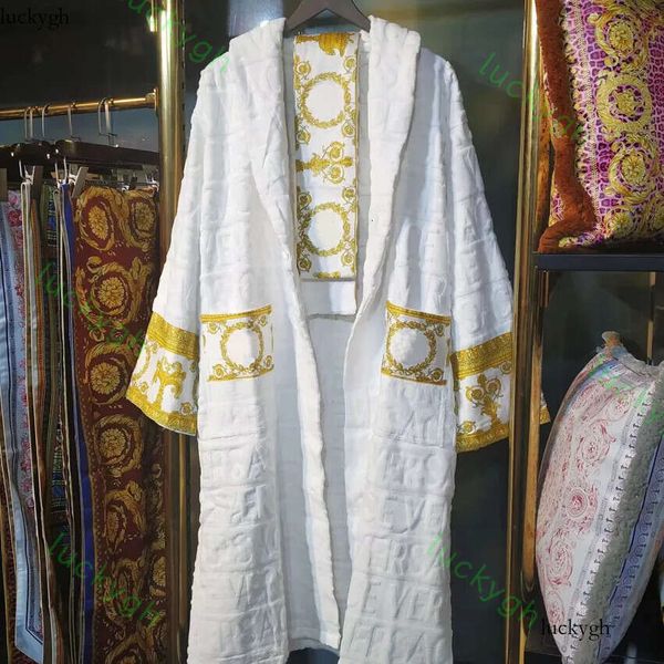 Baroque-style high street men's red robe, a luxurious winter bathrobe in warm silk flannel, long kimono design for lovers' nightwear or casual dressing gown