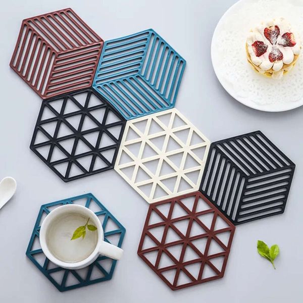 Hexagonal silicone insulation mat for tableware, preventing burns as a heat-resistant coaster and bowl pad, perfect for home table decor and kitchen use