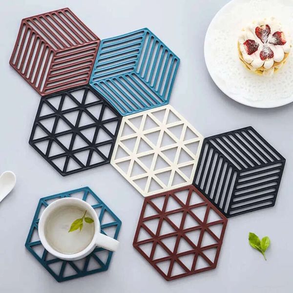 Hexagonal silicone placemat for heat-resistant tableware, protecting surfaces from hot bowls with stylish home decor