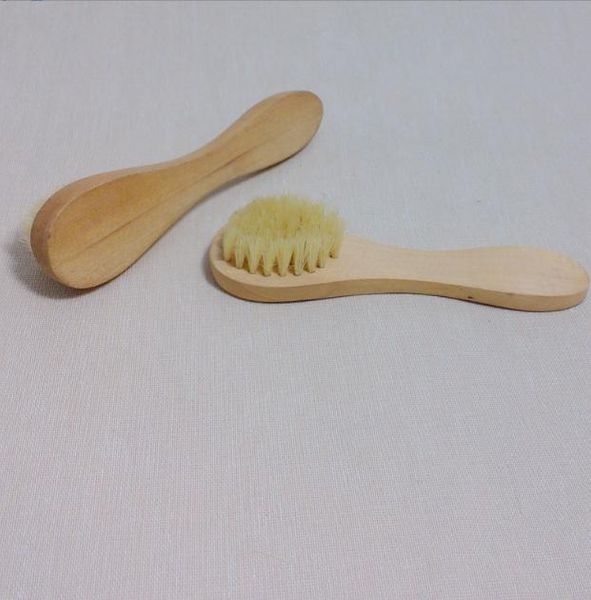 Natural bristle facial cleansing brush for exfoliation and dry brushing