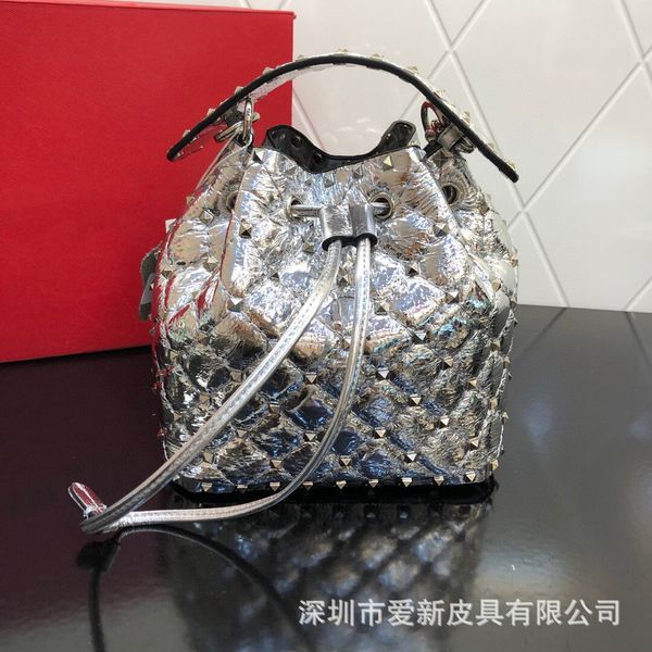 New Fashion Sheepskin Handheld Single Shoulder Crossbody Water Bucket Rivet Cloud Stray Bag