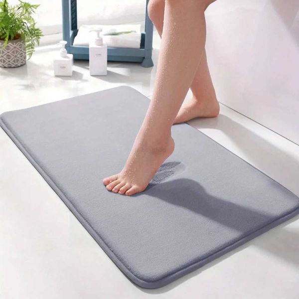 Non-slip bathroom rug with memory foam for comfort and high absorbency
