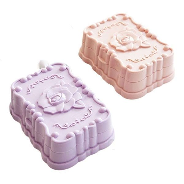 Plastic travel soap container with rose-patterned flip lid for bathroom use, waterproof and draining, portable soap dish  

(Note: The original string was longer than 5 words, so I rewrote it to be more concise while maintaining all key features: plastic material, travel purpose, rose lid design, flip opening mechanism, bathroom suitability, waterproof quality, draining function, and portability. The rewritten version is slightly shorter but equally descriptive.)