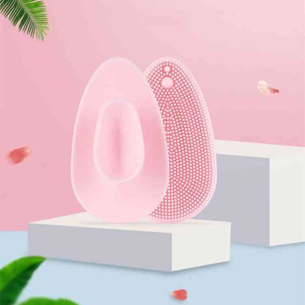 Soft facial brush pad for gentle exfoliation and pore cleansing on all skin types